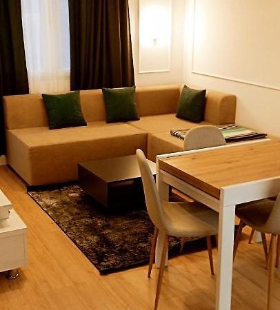 Old Train Apartment 티라나 외부 사진
