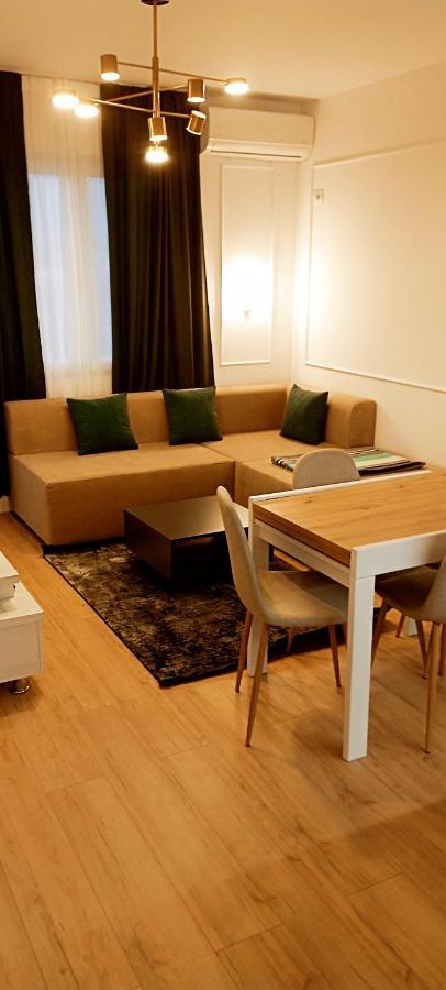 Old Train Apartment 티라나 외부 사진