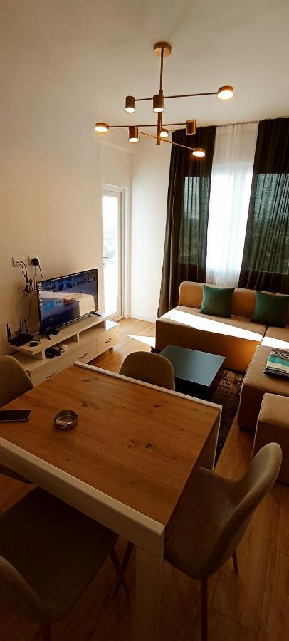 Old Train Apartment 티라나 외부 사진