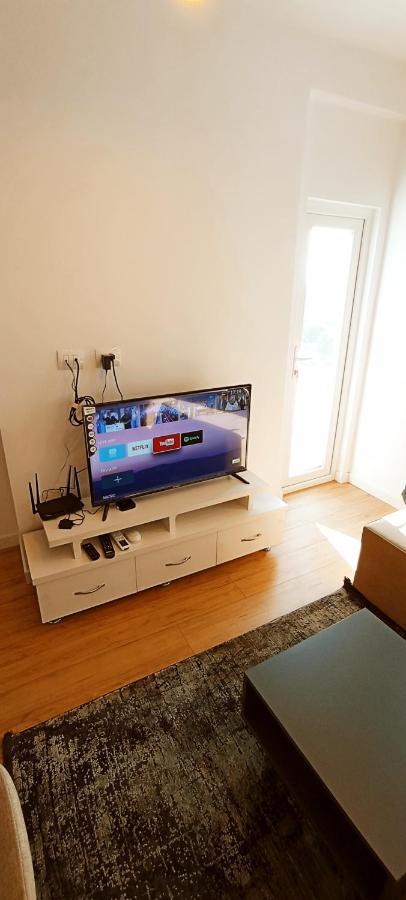 Old Train Apartment 티라나 외부 사진